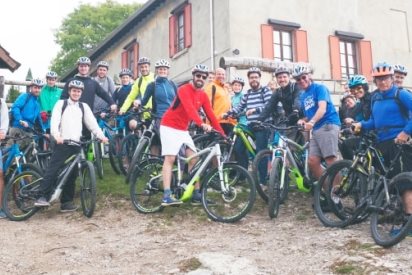groups- e-bike experience lake como-min foto di gruppo davanti ad un rifugio con e-bike